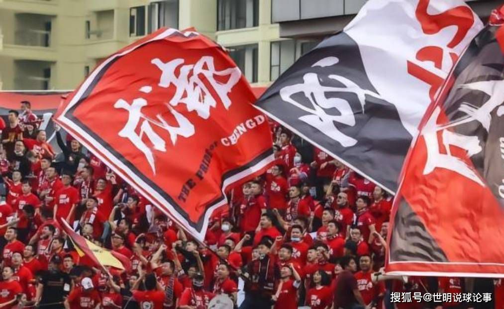 这时，先前开门的那个士兵，凑到费萨尔的身边，低声问道：费萨尔队长，司令到底要什么时候动手？要我说，还不如赶紧把这几个美国佬杀了算了，留着一点用处没有，还得让我们弟兄几个人在这里守着，这里面又潮又臭，待久了皮肤瘙痒、浑身难受啊。